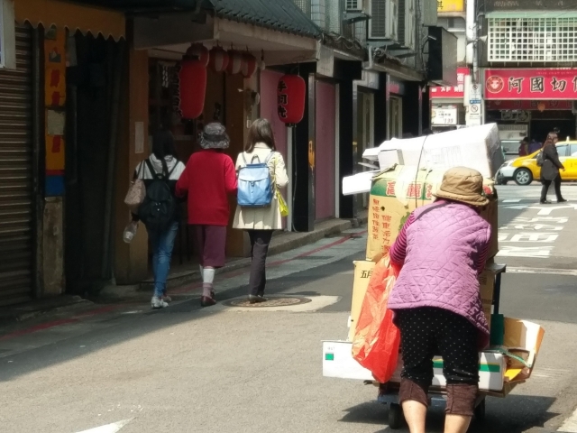 曾經的背影-臺北市文山婦女暨家庭服務中心    《做為 異鄉人 － 女性攝影徵獎》