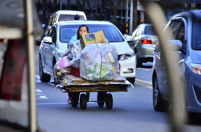 拾荒者-臺北市文山婦女暨家庭服務中心    《做為 異鄉人 － 女性攝影徵獎》