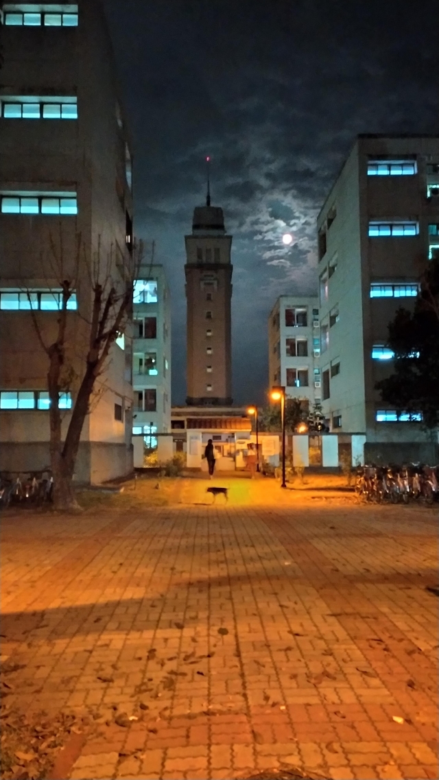 觀雲閣與明月-夏日陽光季-宿舍生活點滴照片徵選-宿舍景觀