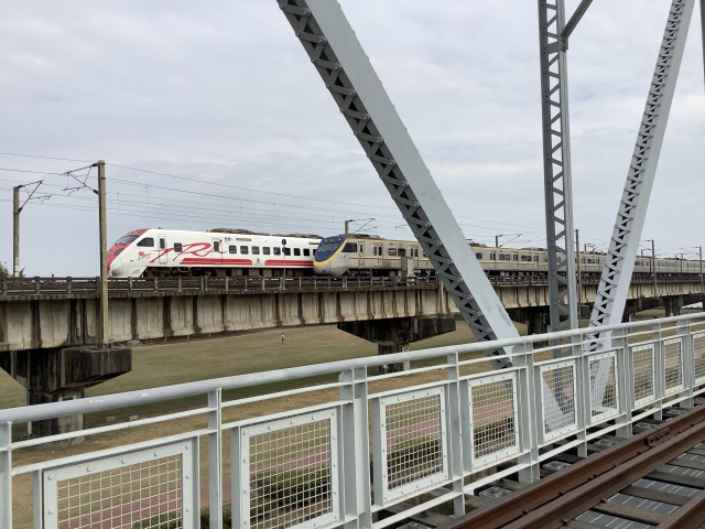 新舊鐵橋火車相見歡-百年鐵橋‧風華再現-大樹舊鐵橋美照徵選