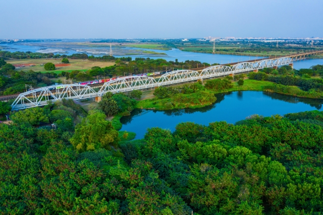 新舊並存-百年鐵橋‧風華再現-大樹舊鐵橋美照徵選