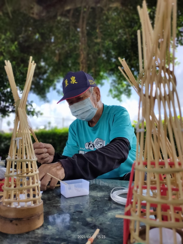 呼來聽聽他們的聲音 社區阿公阿嬤的呼喚聲 大地滋養萬物的吆喝聲 在社區深體驗的歡笑聲-阮兜ㄟ老大人 徵圖活動