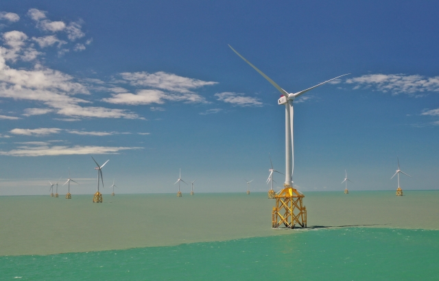 點綴於碧海藍天中的風機群-2022台電綠網「綠動隨手拍」友善環境攝影票選活動