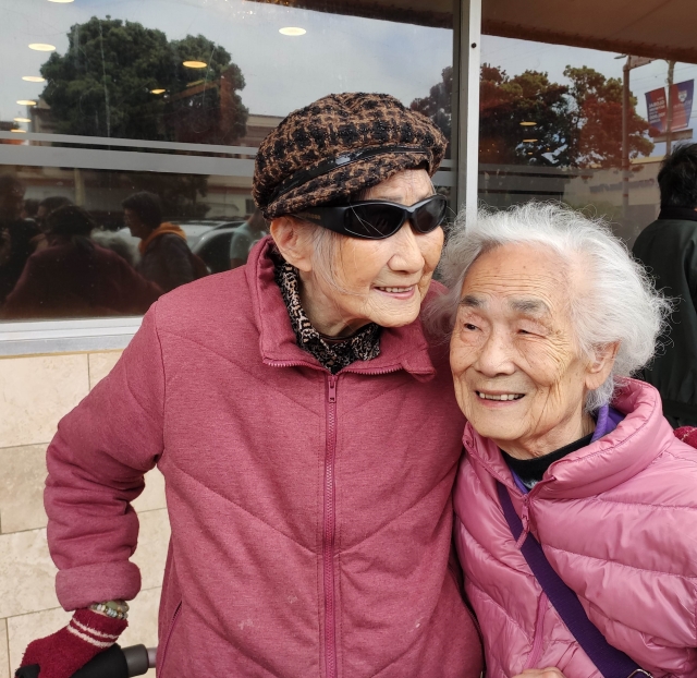 百齡靚女相見歡-金色年華攝影比賽