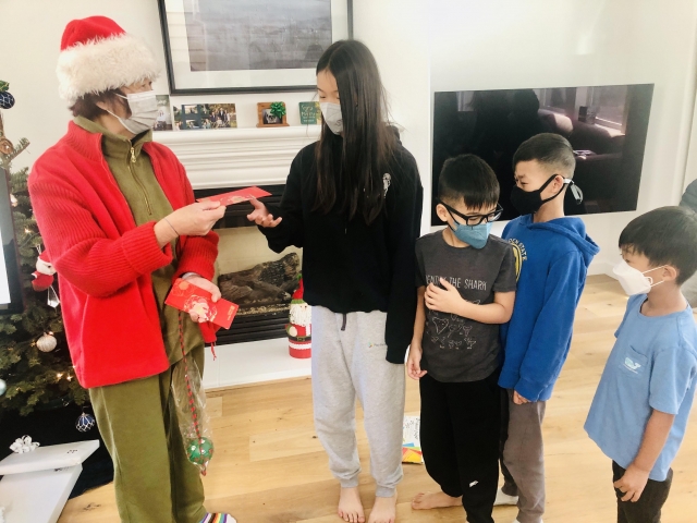 排隊拿紅包-金色年華攝影比賽