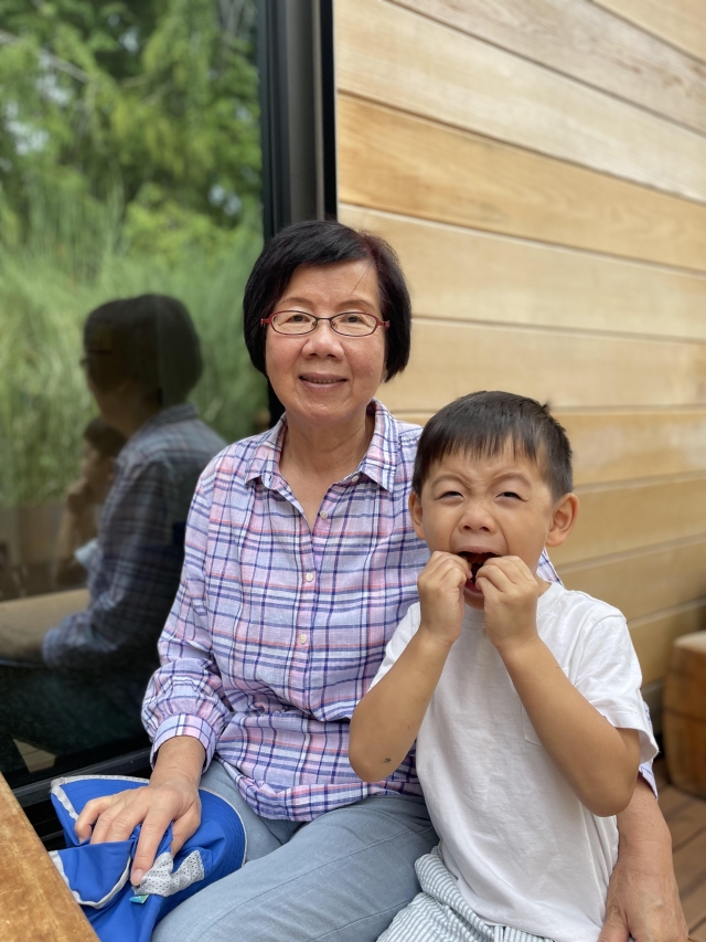 Juxtaposition: 快樂的媽媽、搞怪的孩子-金色年華攝影比賽