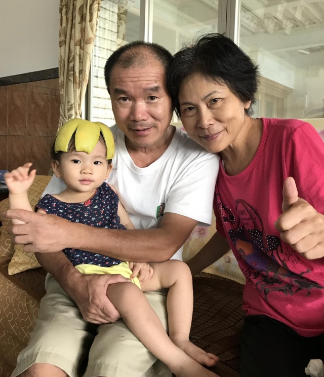 一起吃柚子唷！-金色年華攝影比賽