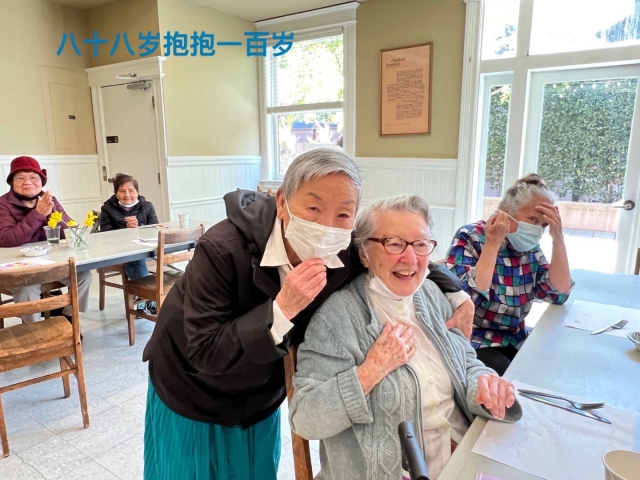 88岁抱抱100岁-金色年華攝影比賽