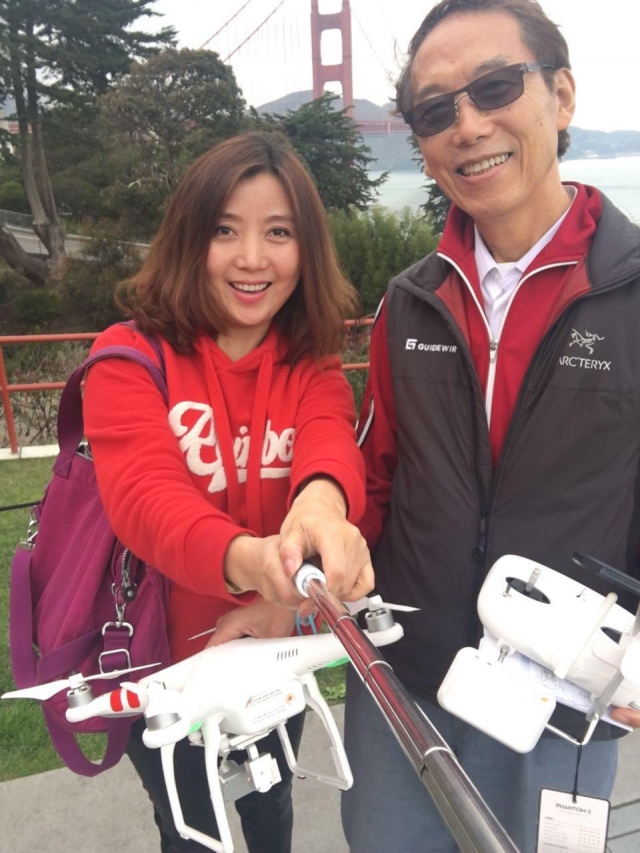 女儿陪我飞drone-金色年華攝影比賽