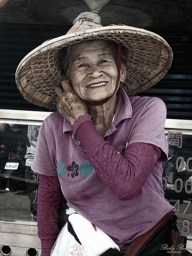 Happy Grandma selling her garden vegetables -金色年華攝影比賽