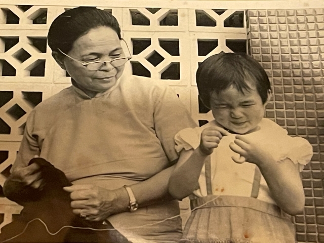 Grandmom and I needle work-金色年華攝影比賽