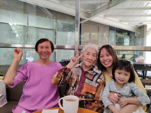 四代同堂（4歲與94歲的代代相傳）-金色年華攝影比賽