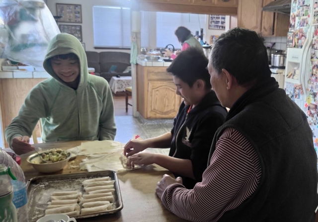 My last memory of grandpa - learning how to make egg rolls.-金色年華攝影比賽