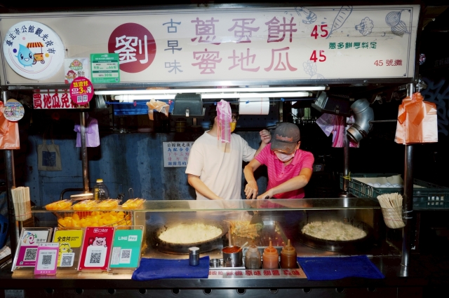劉記古早味蔥蛋餅.蜜地瓜-2025臺北夜市打牙祭 美味關係黑白配 夜市神美食人氣票選