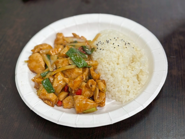 廟口的飯-宮保鷄丁飯-2025臺北夜市打牙祭 美味關係黑白配 夜市神美食人氣票選