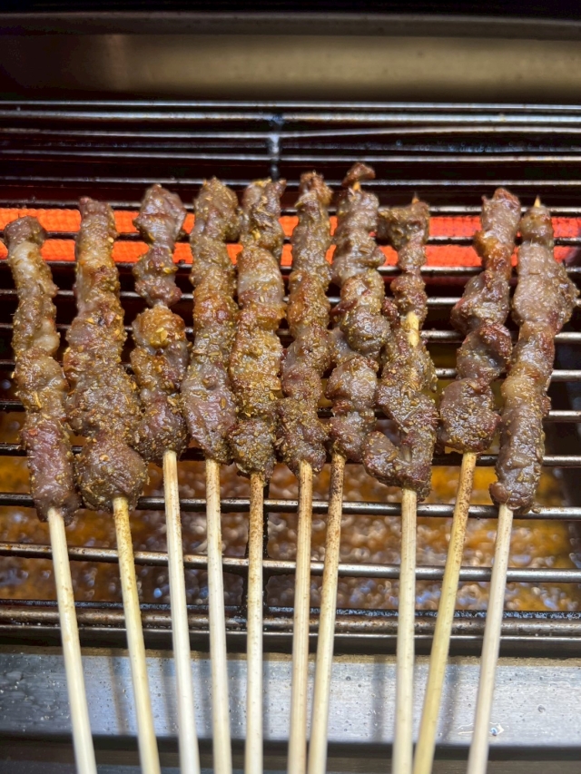 新疆羊肉串-2025臺北夜市打牙祭 美味關係黑白配 夜市神美食人氣票選