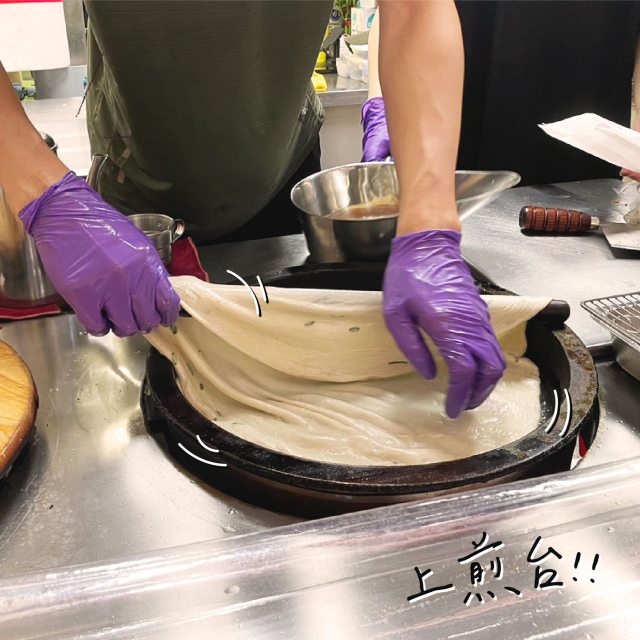 何佳佳蔥油餅-2025臺北夜市打牙祭 美味關係黑白配 夜市神美食人氣票選