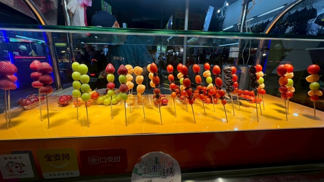 台灣古早味糖葫蘆-2025臺北夜市打牙祭 美味關係黑白配 夜市神美食人氣票選