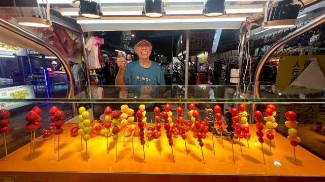台灣古早味糖葫蘆-2025臺北夜市打牙祭 美味關係黑白配 夜市神美食人氣票選