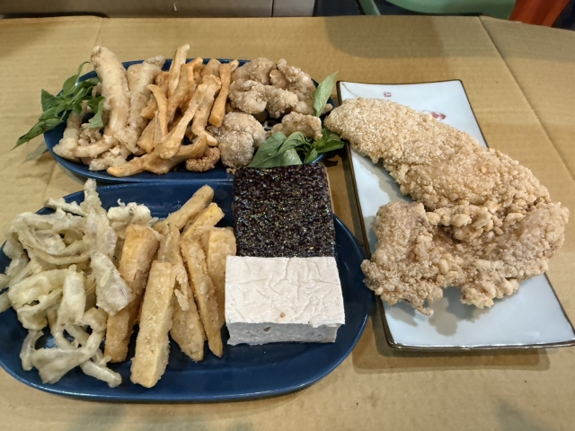 台灣第一家炭烤鹽酥雞-2025臺北夜市打牙祭 美味關係黑白配 夜市神美食人氣票選