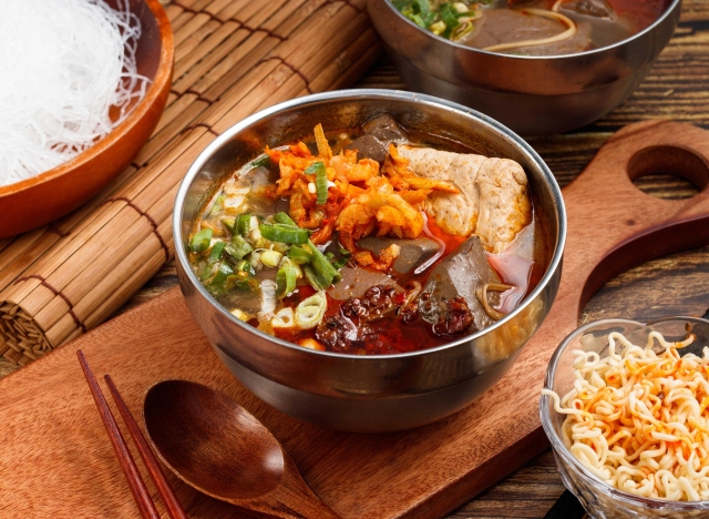 施老板麻辣臭豆腐-麻辣臭豆腐鴨血-2025臺北夜市打牙祭 美味關係黑白配 夜市神美食人氣票選