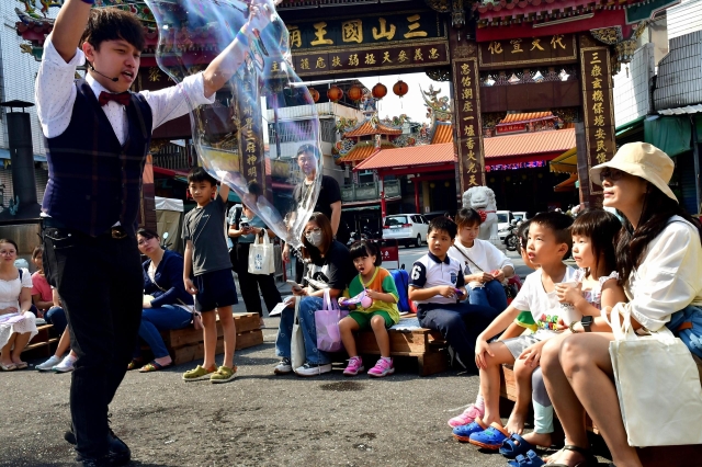 7-觀賞魔幻泡泡秀-4-2025大潮藝文市集系列活動~潮州之美攝影比賽人氣獎票選活動