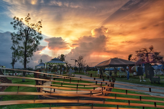 117-橘黃色金屬線條呈現光影卷卷凳-62-2025大潮藝文市集系列活動~潮州之美攝影比賽人氣獎票選活動