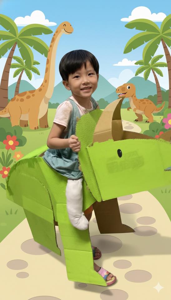 騎著恐龍去上學-「紙箱變裝大賽」人氣王投票