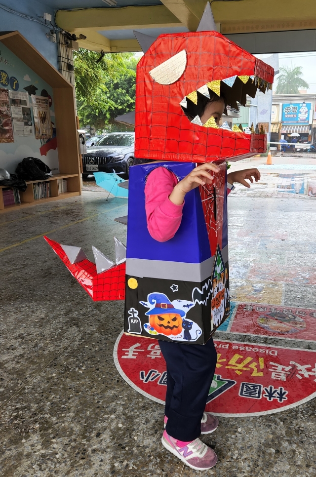 出沒在校園的恐龍！-「紙箱變裝大賽」人氣王投票